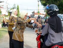 Kajari Sanggau Bersama IAD Daerah Sanggau Berbagi Takjil Untuk Masyarakat atau Pengguna Jalan