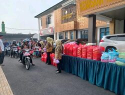 Kejari Lampura Bersama Ikatan Adhyaksa Dharmakarini Berbagi Bulan Penuh Berkah