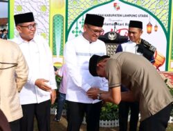 Pj Bupati Lampung Utara, Bersama Forkopimda Melaksanakan Sholat Idul Fitri di Halaman Pemda