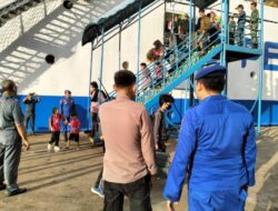 Personil Polresta Pontianak Berikan Pelayanan Terbaik Dalam Pengamanan Arus Mudik di Pelabuhan Dwikora Pontianak