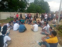 Ratusan warga matrik menuntut hak mereka kepada Direktur utama matrik