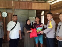 Aksi Peduli Polsek Kuala Mandor Berikan Bantuan Korban Pohon Tumbang Di Dusun Maju Jaya