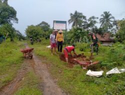 Gelakkan Gotong Royong, Babinsa Ajak Warga Timbun Jalan Berlubang
