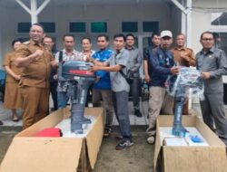 PJ.Bupati Kepulauan Mentawai Fernando JS Serahkan Mesin Tempel Pada Kelompok Nelayan Dihadiri Ketua DPRD