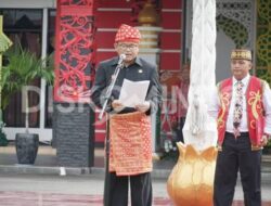 Pemkab Sanggau Melaksanakan Upacara Hari Pendidikan Nasional Upacara di-Halaman Kantor Bupati Sanggau