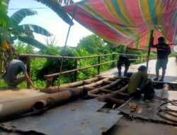 Sumardi Warga Desa Tanjung Mas Perbaiki Jembatan Kartabayang Kecamatan Rantau Alai