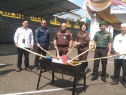 Dr Afrilliana Purba .SH.MH Kejari Way Kanan pimpin pemusnahan Barang hasil kejahatan yang sudah incracht