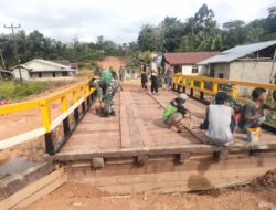 Dibantu Warga, Satgas TMMD ke 120 Kodim 1204 / Sanggau Cat Jembatan di Dusun Selade