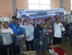 Dinas Perikanan Kepulauan Mentawai Serahkan Bantuan Mesin Tempel Pada Kelompok Nelayan Di Siberut