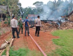 Polsek Baradatu Datangi TKP Kebakaran Satu Rumah di Kampung Sukosari