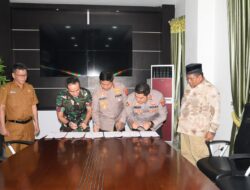 Bupati Padang Pariaman Suhatri Bur Besama Kapolres Dan Dandim 0308 Pariaman Tandatangani NPHD Pengamanan Pilkada Tahun 2024