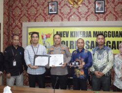Penyerahan Piagam Penghargaan Kepada Polda Kalbar dan Polres Sanggau oleh Penyelenggara Pemilu KPU dan Bawaslu Kab. Sanggau