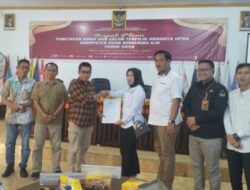 Ketua KPU Muhammad Irsan S.E Menyerahan salinan hasil sidang pleno jumlah kursi dan caleg terpilih DPRD OKI periode 2024-2029