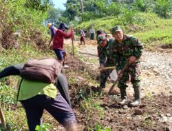Babinsa Koramil 1209-05/Smltn Bantu Warga Laksanakan Karya Bakti Bersihkan Lingkungan