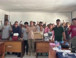 Kadis Perikanan Kepulauan Mentawai Zakirman,S.Pt Serahkan Mesin Long Tail Kepada Kelompok Nelayan Di Siberut Barat Daya