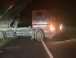 Mobil truk Dinas Lingkungan Hidup di duga Buang Sampah Sembarangan