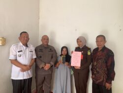 Kejari Way Kanan Serahkan Kembali Barang Bukti 2 unit Hp & Kotak Hp Kepada Pemiliknya