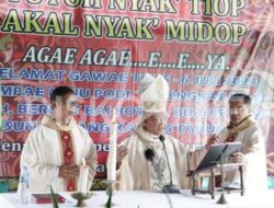 Bupati Sanggau Didampingi Pj. Ketua TP PKK Kabupaten Sanggau Menghadiri Misa Pemberkatan Buah Sulung