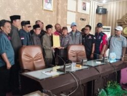 Ratusan wartawan, Geruduk Kantor DPRD Kabupaten Way Kanan, Terkait Oknum Anggota DPRD  Melecehkan Profesi Wartawan