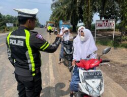 Demi Keselamatan, Polantas Tegur Pelajar Tak Kenakan Helm Saat Berkendara di Jalinsum