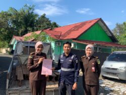 Kejari Way Kanan Serahkan Barang Bukti berupa 17 (Tujuh Belas) potong batang rel Kereta Api kepada Pihak KAI
