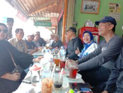 Dua kandidat Calon Walikota Pariaman Minum Bareng Bersama Tokoh Masyarakat Di Lapau Simpang Tabuik, Ada Apa ?