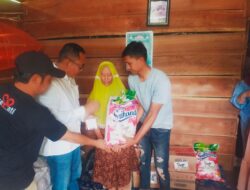 Heriyanto.S.AP Anggota DPRD Lampura Mewakili Cabup – Cawabup Hamartoni – Romli Berikan Bantuan Korban Kebakaran Rumah Warga Desa Sidokayo