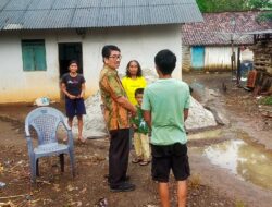 Cabup Bupati Lampung Utara Hamartoni Ahadis Kunjungi Korban Angin Puting Beliung
