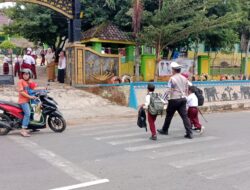 Ngatur Arus Lalulintas, Polisi Bantu Pelajar Sekolah Menyeberang Jalan di Negeri Baru