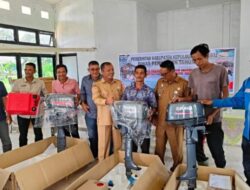 Pemkab Kepulauan Mentawai Berikan Bantuan 30 Unit Mesin Tempel Pada Kelompok Nelayan