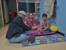 Cabup-Wacabup Yansen Akun Effendy-Andreas Sisen Sangau Kunjungi Anak Yang Terkena Air Panas