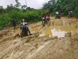 Infrastruktur Jalan Kabupaten Sekadau Menuju Sei Antu Salah Satu Titik Terparah Sulit Dilalui Warga