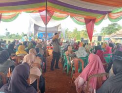 Cabup Hamartoni Ahadis Dan Mardiana Anggota DPRD Propinsi Lampung Berkampanye Di Desa Mekar Jaya