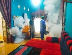 Tim Relawan Paslon Bupati Dan Wakil Bupati Hamartoni – Romli Berikan Bantuan Penyemprotan Foging Guna Memberantas Nyamuk DBD