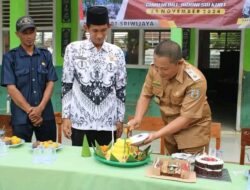 Antoni Nasir Kepala kampung Sriwijaya Menghadiri upacara Peringatan HUT PGRI Ke- 79 dan Peringatan Hari Guru Nasional