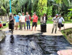 Desa Pinang Jawa 1 Melaksanakan Penyiraman Aspal Jalan Lingkungan Melalui Dana Insentif DD Tahun 2024