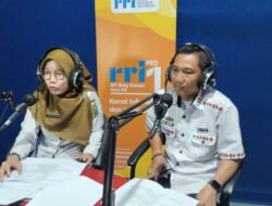 Sekretaris Dinas Imi Patriana, S.E.,M.M bersama Kepala Bidang Statistik dan Persandian, Ir. M. Azmi Masruri, S.T.,M.T