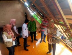Peduli Terhadap Warganya Rumah Roboh Akibat Tanah Longsor, Tim Transisi Pasangan Hamartoni – Romli Melaporkan Peristiwa Bencana Alam