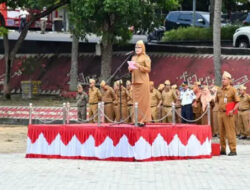 Sekda Kabupaten Lampung Selatan, Intji Indriati, memimpin Apel Mingguan yang digelar di Lapangan Korpri