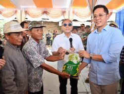 Menteri Koordinator Bidang Pangan Republik Indonesia Menyalurkan Bantuan Bahan Pangan dan Bibit Pertanian Seluas 10 Hektar Kepada Masyarakat