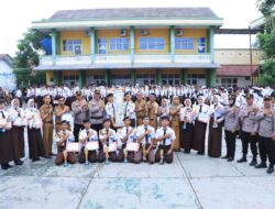 Kapolres Lampung Utara Serahkan Piala Penghargaan Kepada Siswa SMA Kemala Bhayangkari