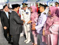 Gusril Pausi, S. Sos. M. A. P., – Abdul Hamid, S. Pd. I., Tak Kuasa Menahan Air Mata Saat Melepas Ratusan Warga Mengiringi Momen Bersejarah Ini