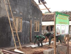 Sertu Jhonizar Ungkap Pemasangan Kuda- Kuda RTLH Almarhum Pak Trimo dulu Lapuk dan Rusak