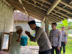 Polsek Penengahan Membagikan Takjil Gratis Kepada Masyarakat