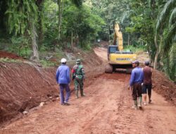 Alat Berat diterjunkan TMMD ke 123 Kodim 0412/LU di Desa Subik