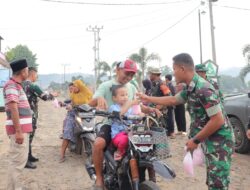 Indahnya Berbagi, Satgas TMMD bersama Perangkat Desa Subik Berbagi Takjil 1446 H