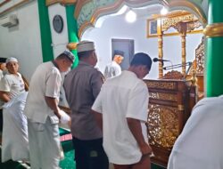 Jaga Kamtibmas Kondusif, Kapolsek Gunung Labuhan Salat Berjamaah di Masjid Jami Nurul Huda