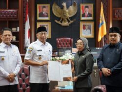 Gubernur Lampung menyerahkan Surat Pelaksana Tugas (Plt) Bupati Way Kanan kepada Ayu Asalasiyah