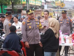 Kapolres Lampung Selatan Bagikan Takjil dan Sosialisasi Mudik Aman di Pasar Karang Anyar
