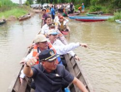 Kepedulian Pemkab Way Kanan: Bupati Ali Rahman Gerak Cepat Tinjau Korban Banjir Dengan Perahu Sampan